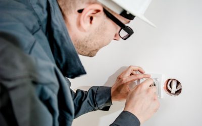 Les compétences et réglementations pour devenir artisan électricien en France